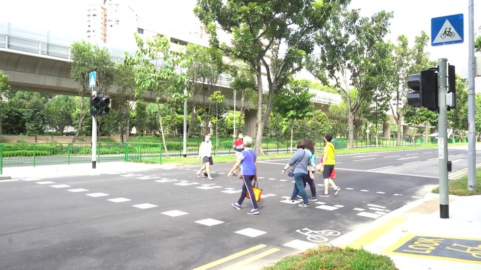 Traffic Light Crossing between Blk 210 and Yuhua CC